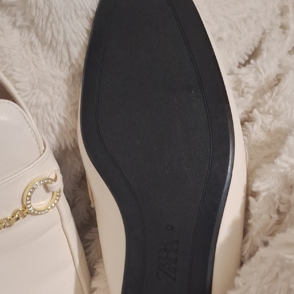 Zara Women's Cream Loafers with Gold Accent - Picture 2 of 6